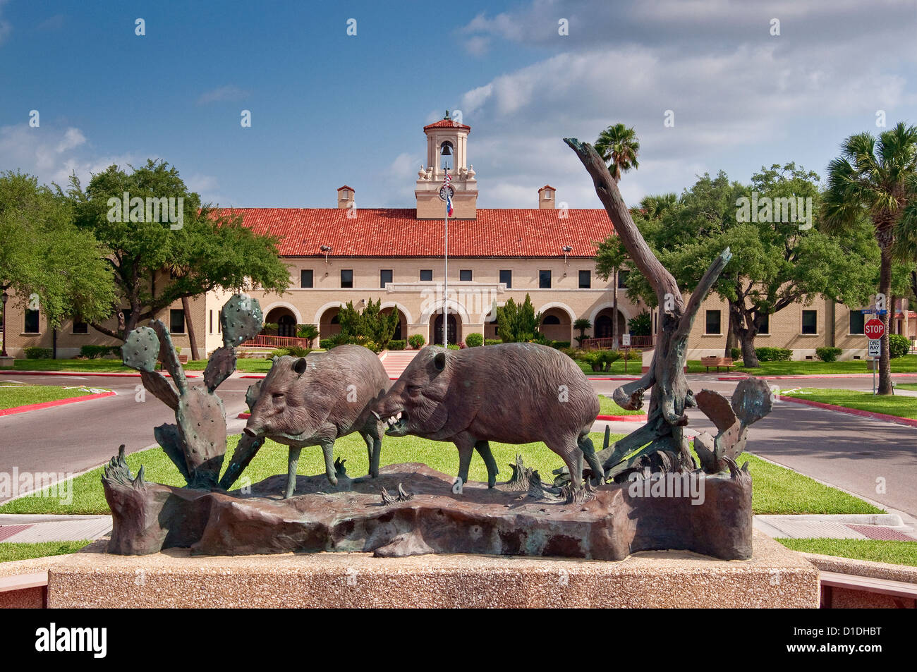 College Hall, Javelinas sculpture, Texas A&M University Campus à Kingsville, région du golfe du Mexique, Texas, États-Unis Banque D'Images