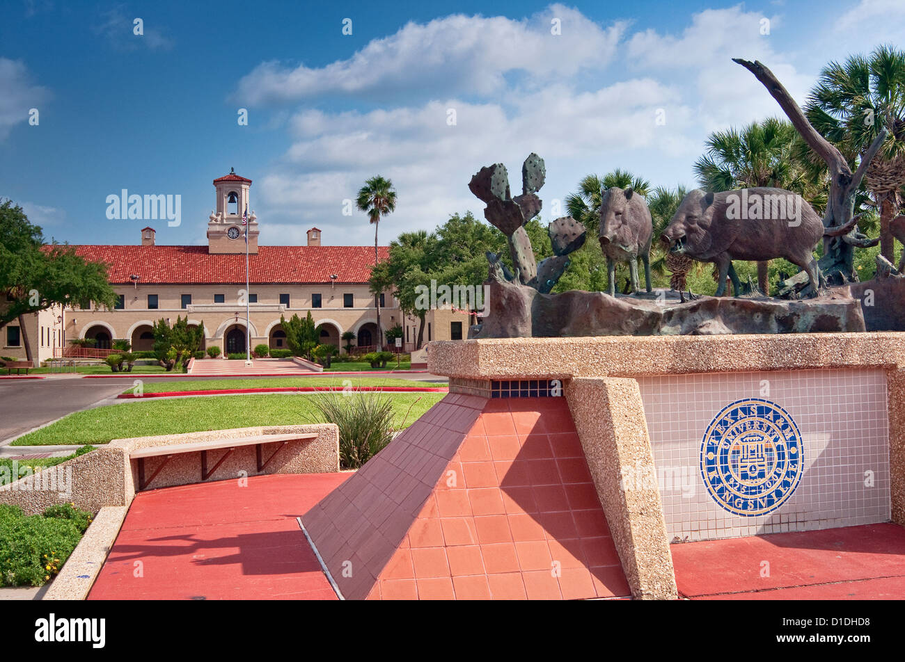 College Hall, Javelinas sculpture, Texas A&M University Campus à Kingsville, région du golfe du Mexique, Texas, États-Unis Banque D'Images