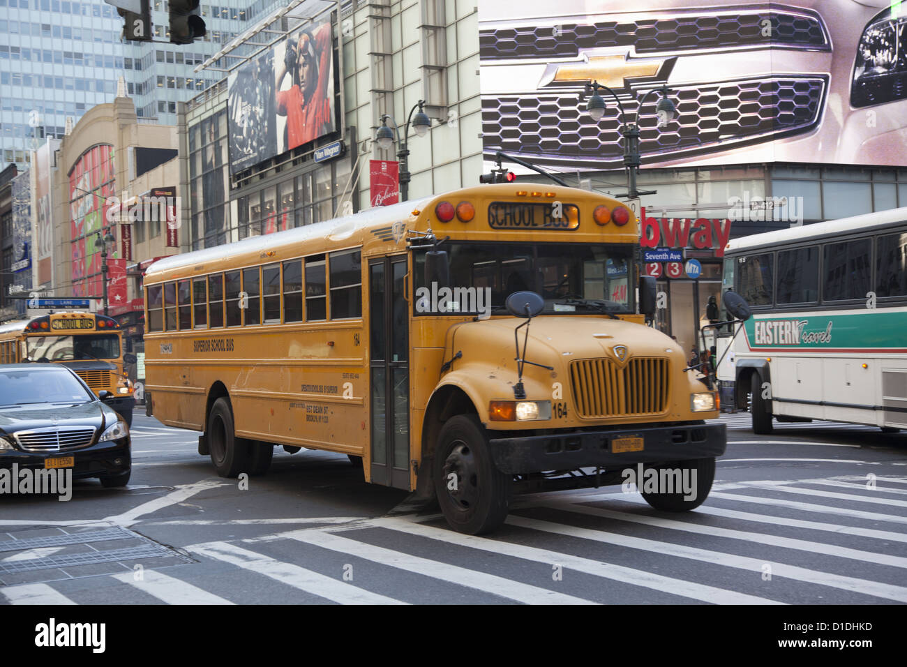 Bus de l'École de la conduite dans le centre de Manhattan. Banque D'Images
