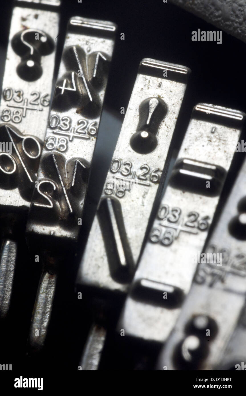 Un gros plan d'typewriter key avec exclamation conceptuelle pour l'utilisation. Banque D'Images