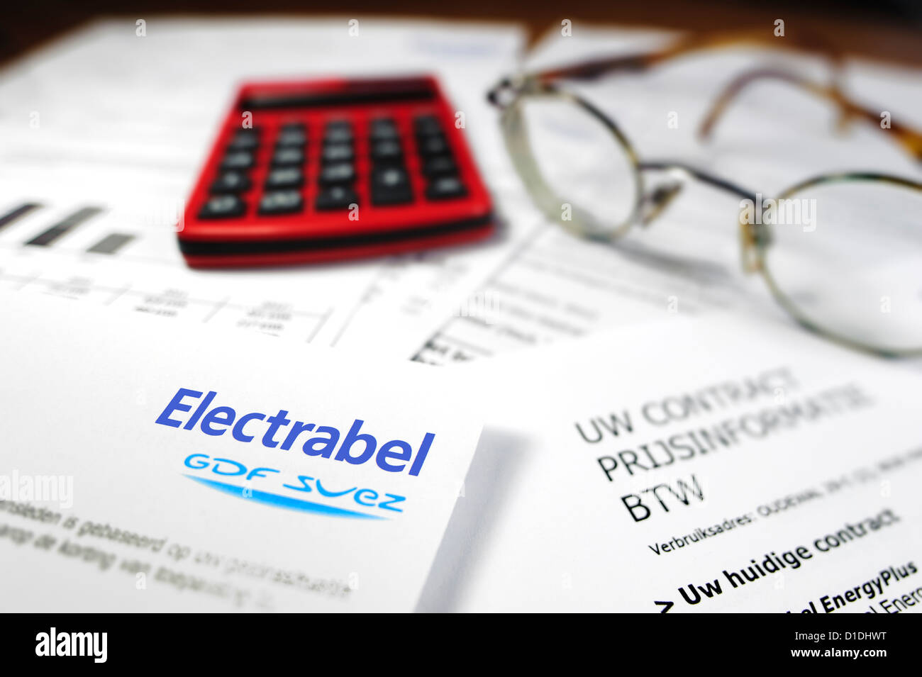 Calculatrice et facture flamande et contrat d'Electrabel, société belge de l'énergie, le fournisseur d'électricité et de gaz, Belgique Banque D'Images