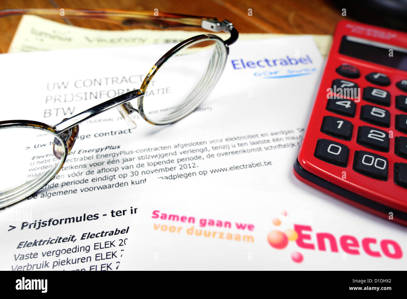Calculatrice et de factures flamand Eneco et Electrabel, sociétés belge de l'énergie, les fournisseurs d'électricité et de gaz, Belgique Banque D'Images