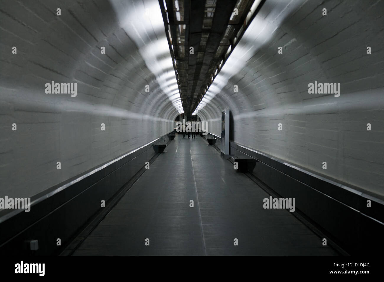 Abstract gray tunnel avec des silhouettes de personnes Banque D'Images