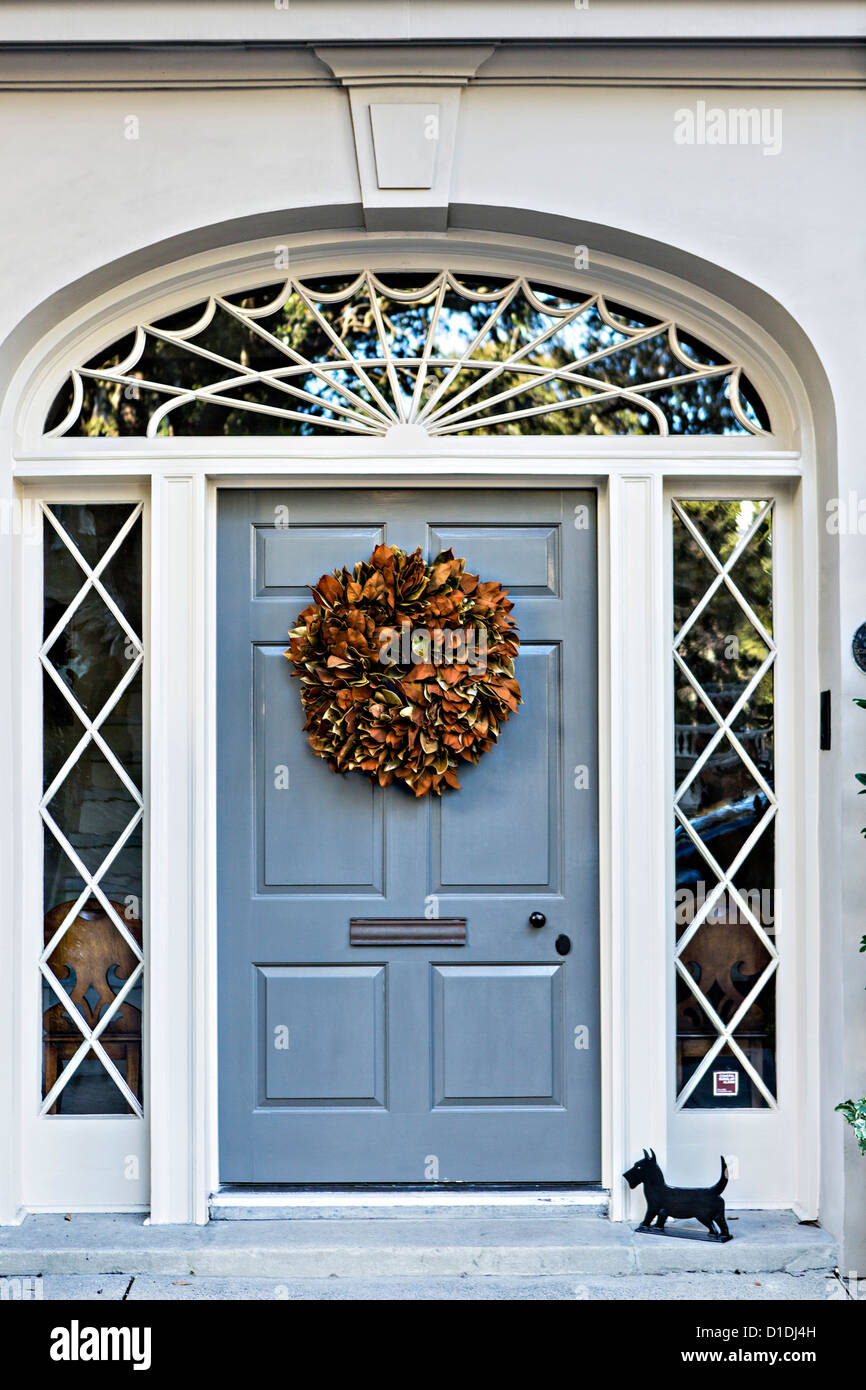 Couronne de Noël sur la porte d'une maison historique de Charleston, Caroline du Sud. Banque D'Images