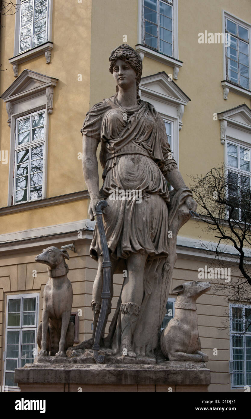 Statue en pierre de la déesse Diane en face de l'hôtel de ville de Lviv, Ukraine. Construite en 1973. Banque D'Images