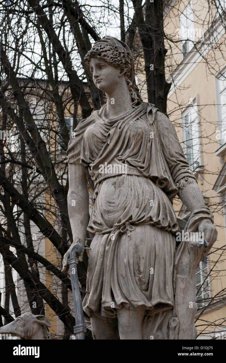 Statue en pierre de la déesse Diane en face de l'hôtel de ville de Lviv, Ukraine. Construite en 1973. Banque D'Images