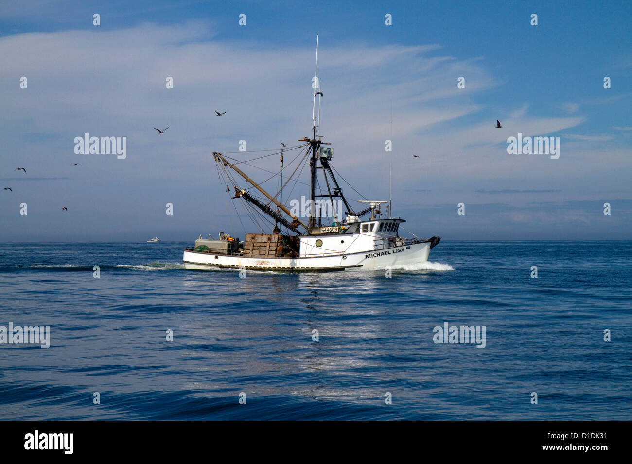 Chalutier de pêche au saumon dans l'océan Pacifique au large de la côte de Westport, Connecticut, USA. Banque D'Images