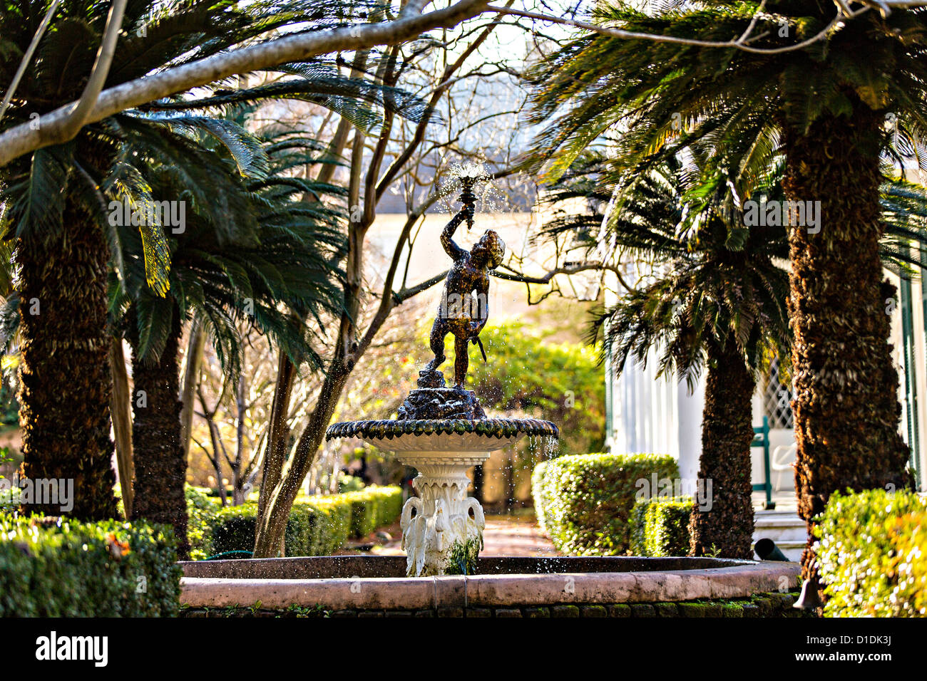 Fontaine dans un jardin historique de Charleston, Caroline du Sud. Banque D'Images