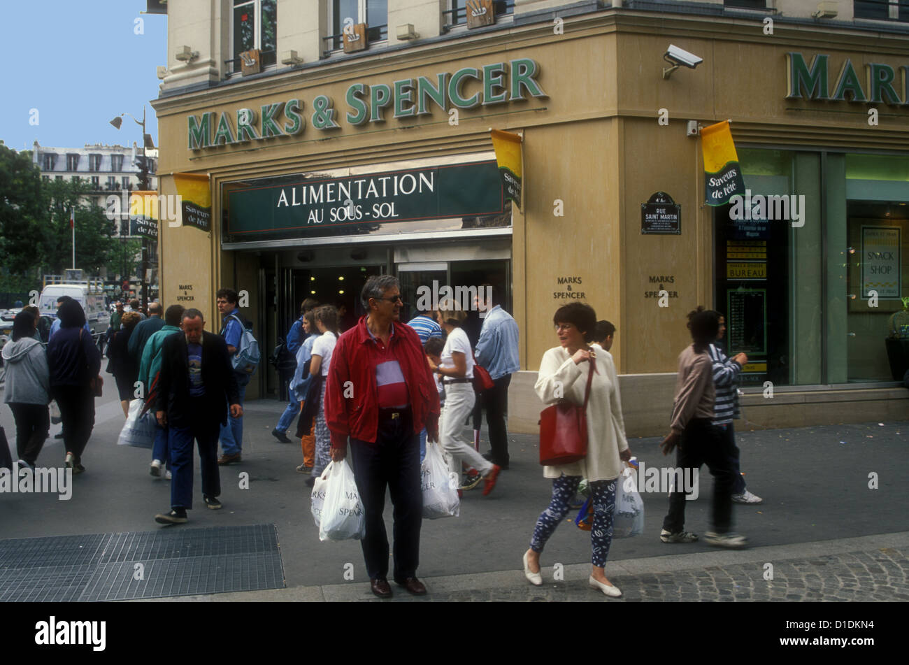 Marks & Spencer dans le centre de Paris avec People Shopping, France Banque D'Images