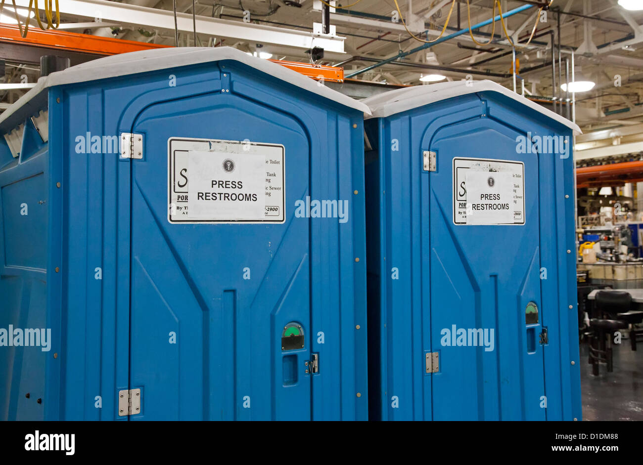 Des toilettes de presse pour journalistes couvrant une visite du président Barack Obama à une usine de Detroit Diesel. Banque D'Images