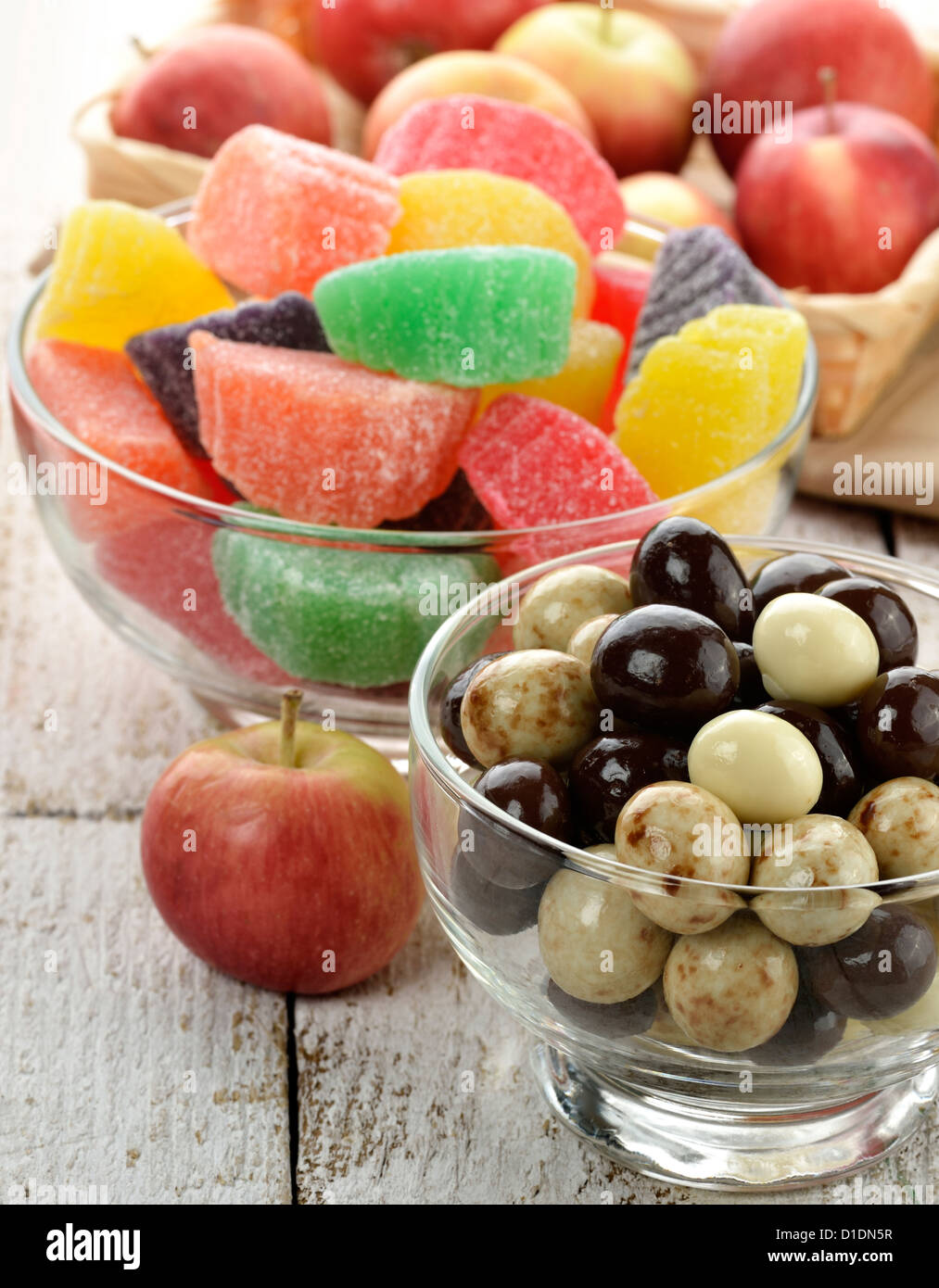 Boules au chocolat et les bonbons aux fruits aux pommes Banque D'Images