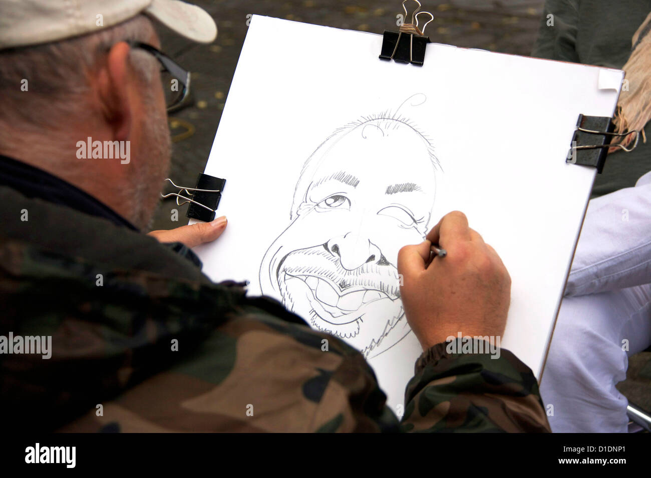 Artiste au travail sur la caricature portrait en Place du Tertre Montmartre Paris France Europe Banque D'Images