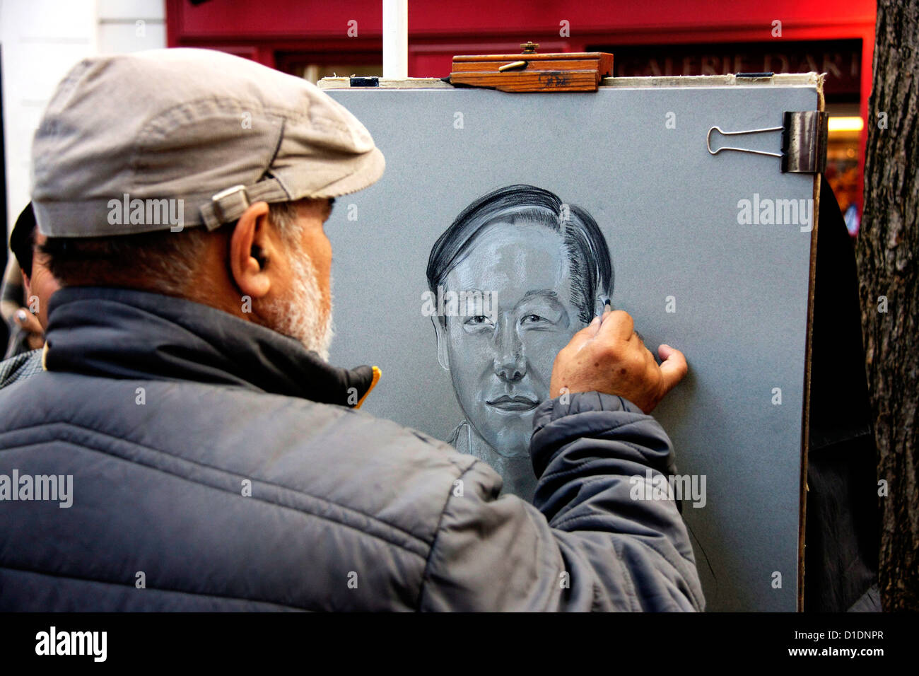 Portrait de l'artiste au travail sur la Place du Tertre, Montmartre Paris France Europe Banque D'Images