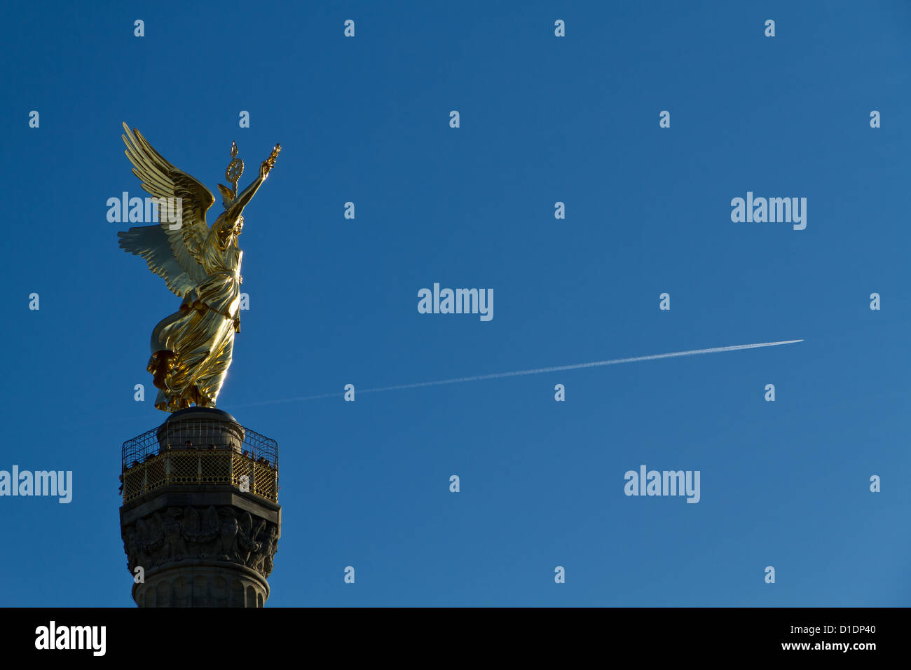 Statue trônant au sommet de la colonne de la Victoire (Siegessäule) à Berlin, Allemagne Banque D'Images