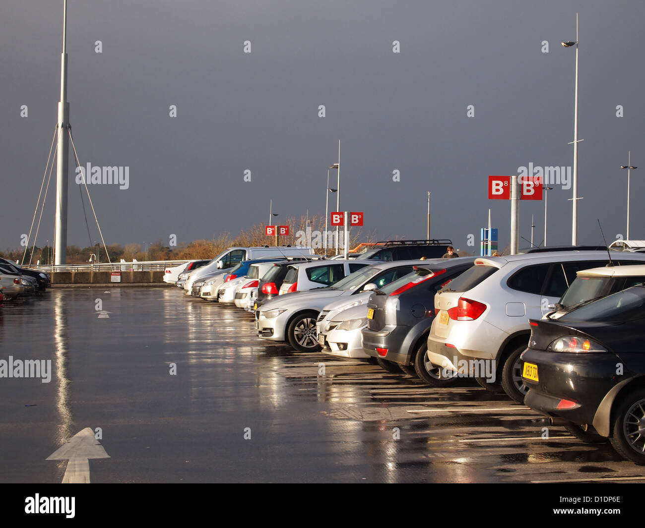 Parking humide sur l'image, à Cribbs Causeway, Bristol, Décembre 2012 Banque D'Images