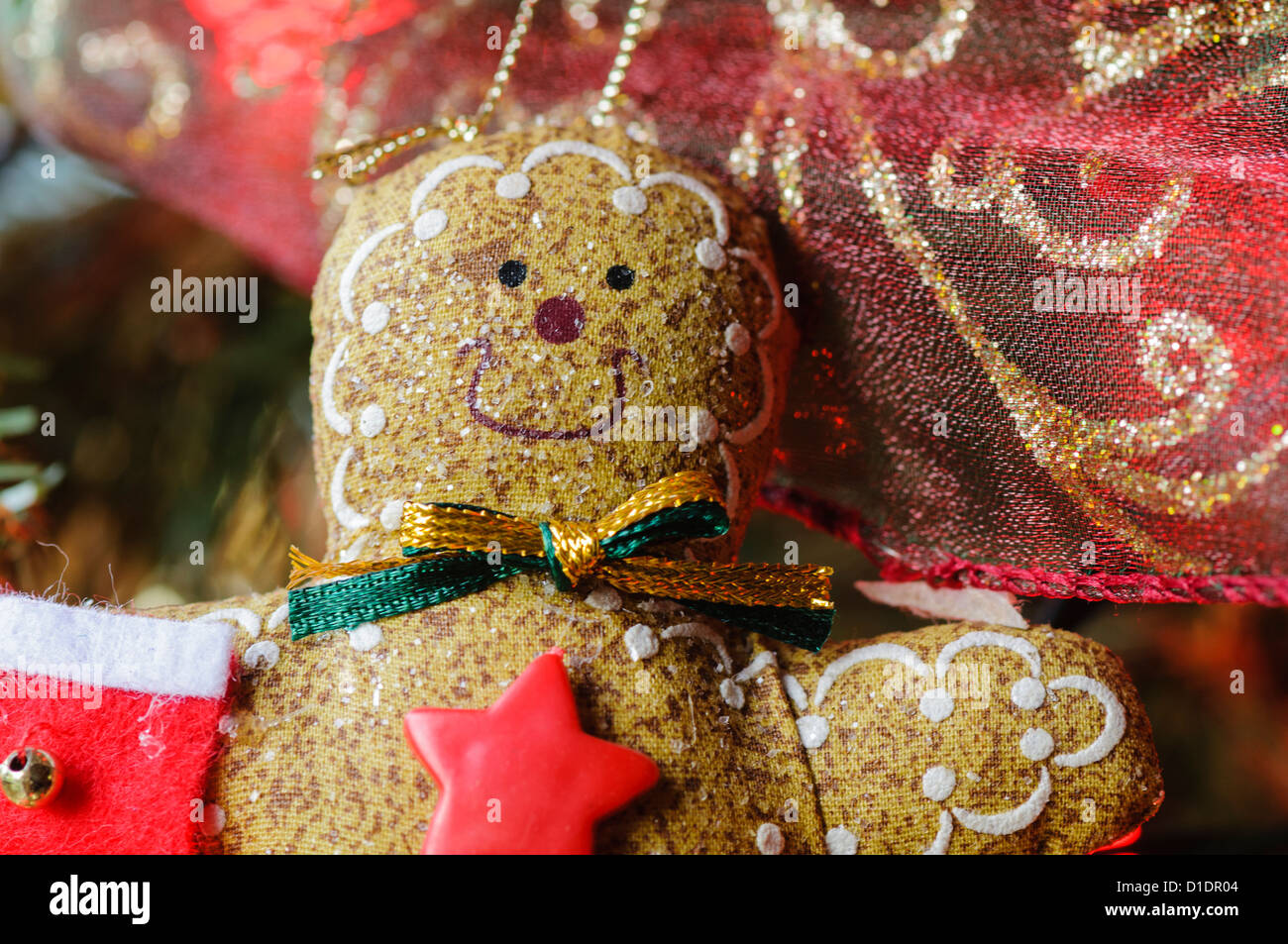 Décoration d'arbre de Noël fait pour ressembler à un homme d'épices décoré. Banque D'Images
