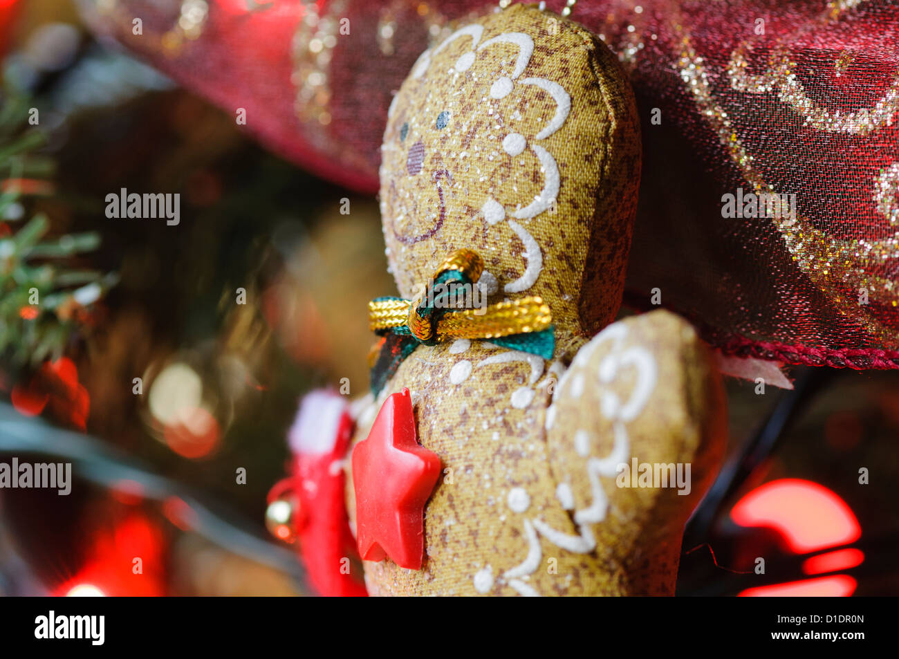Décoration d'arbre de Noël fait pour ressembler à un homme d'épices décoré. Banque D'Images