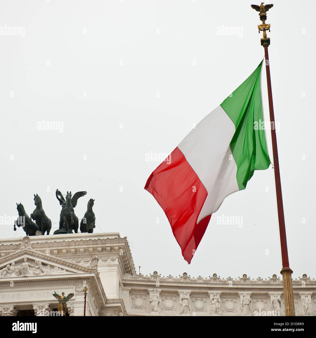 Le drapeau italien fies sur Monument, Rome Banque D'Images