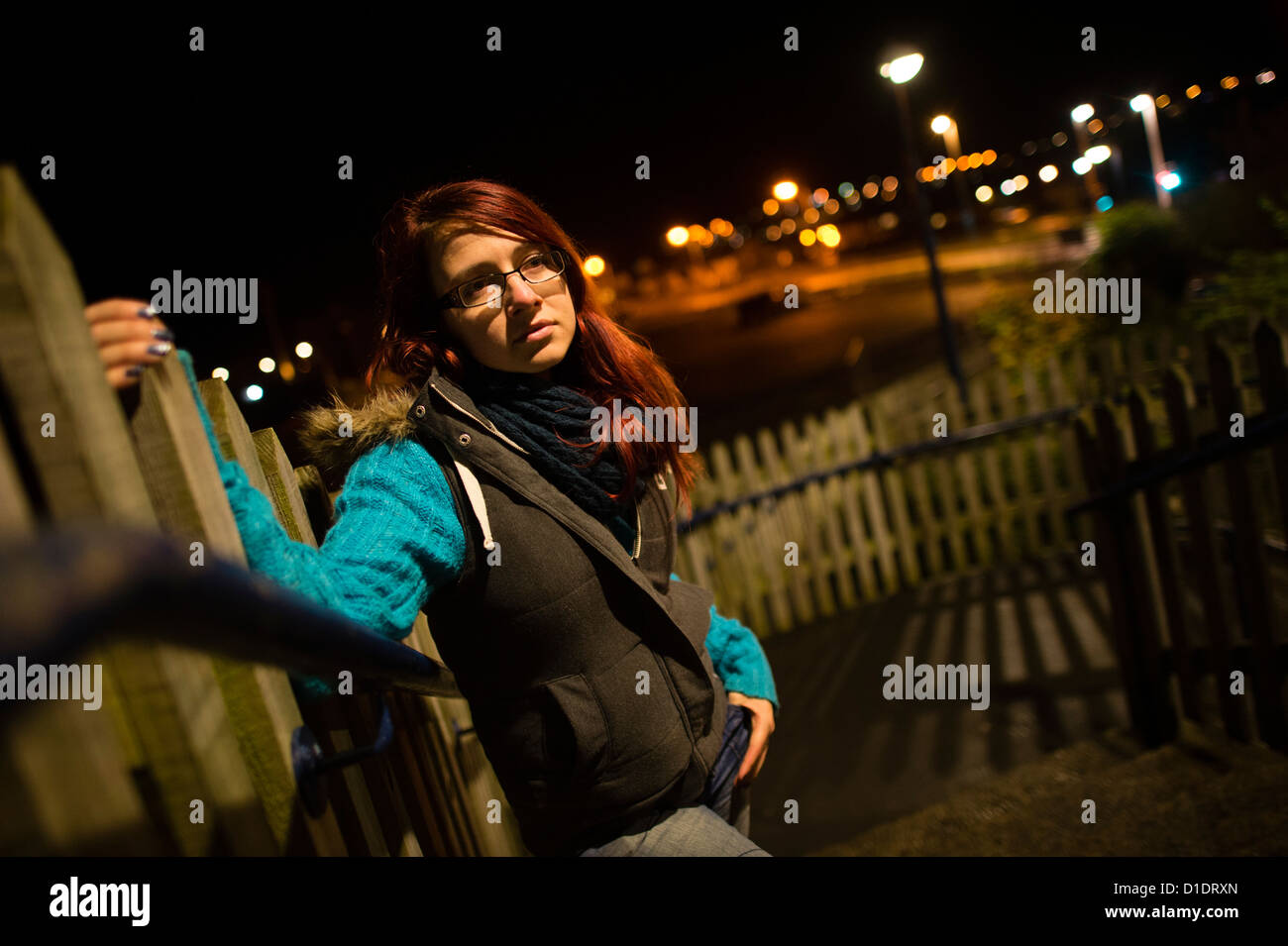 Une jeune femme adolescente personne seule dans une ville de la zone urbaine de la ville de nuit, UK Banque D'Images