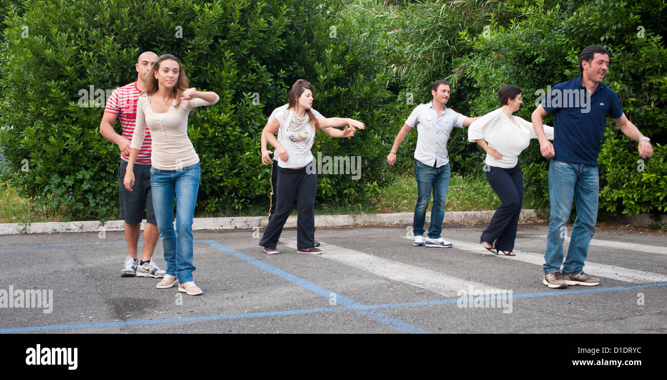 Les jeunes hommes et femmes italien pratique danse se déplace dans un parking, Rome Banque D'Images