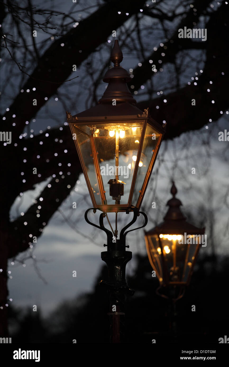 Des lampes à gaz allumé contre un ciel d'hiver, Worcs Malvern Royaume-uni Banque D'Images