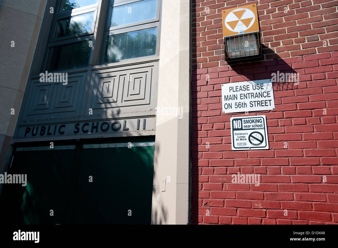 « No Smoking » et Fallout Shelter sur le mur de l'école publique. Banque D'Images
