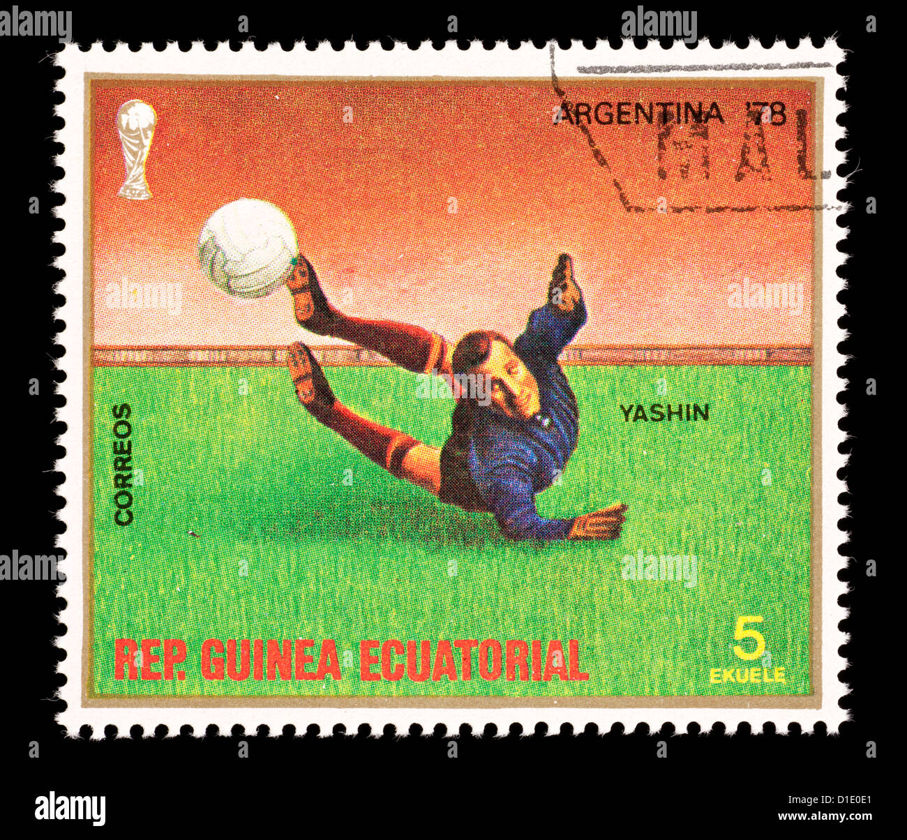 Timbre-poste de Guinée Equatoriale représentant un gardien de football, émis pour la Coupe du Monde de Football 1978 en Argentine. Banque D'Images