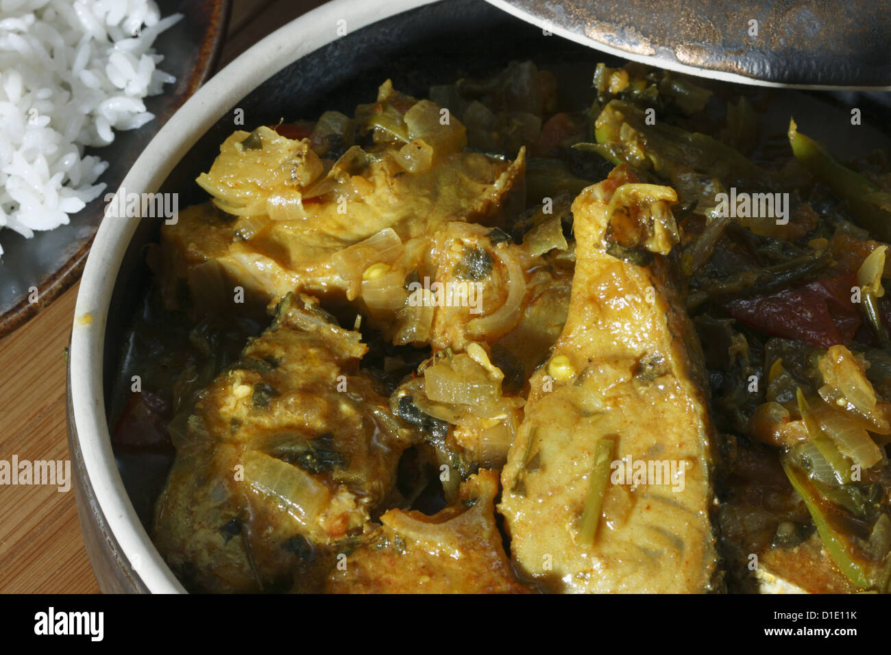 L'Andhra Chepa Pulusu - poissons cuits en sauce tamarin. Banque D'Images