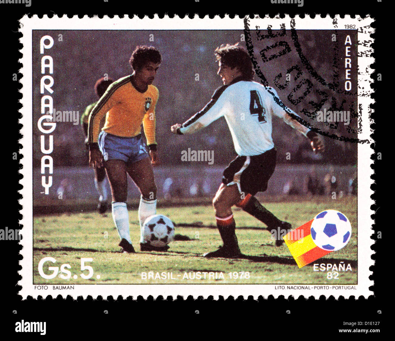 Timbre du Paraguay représentant des joueurs de football, émis pour la Coupe du Monde de football 1982 en Espagne. Banque D'Images