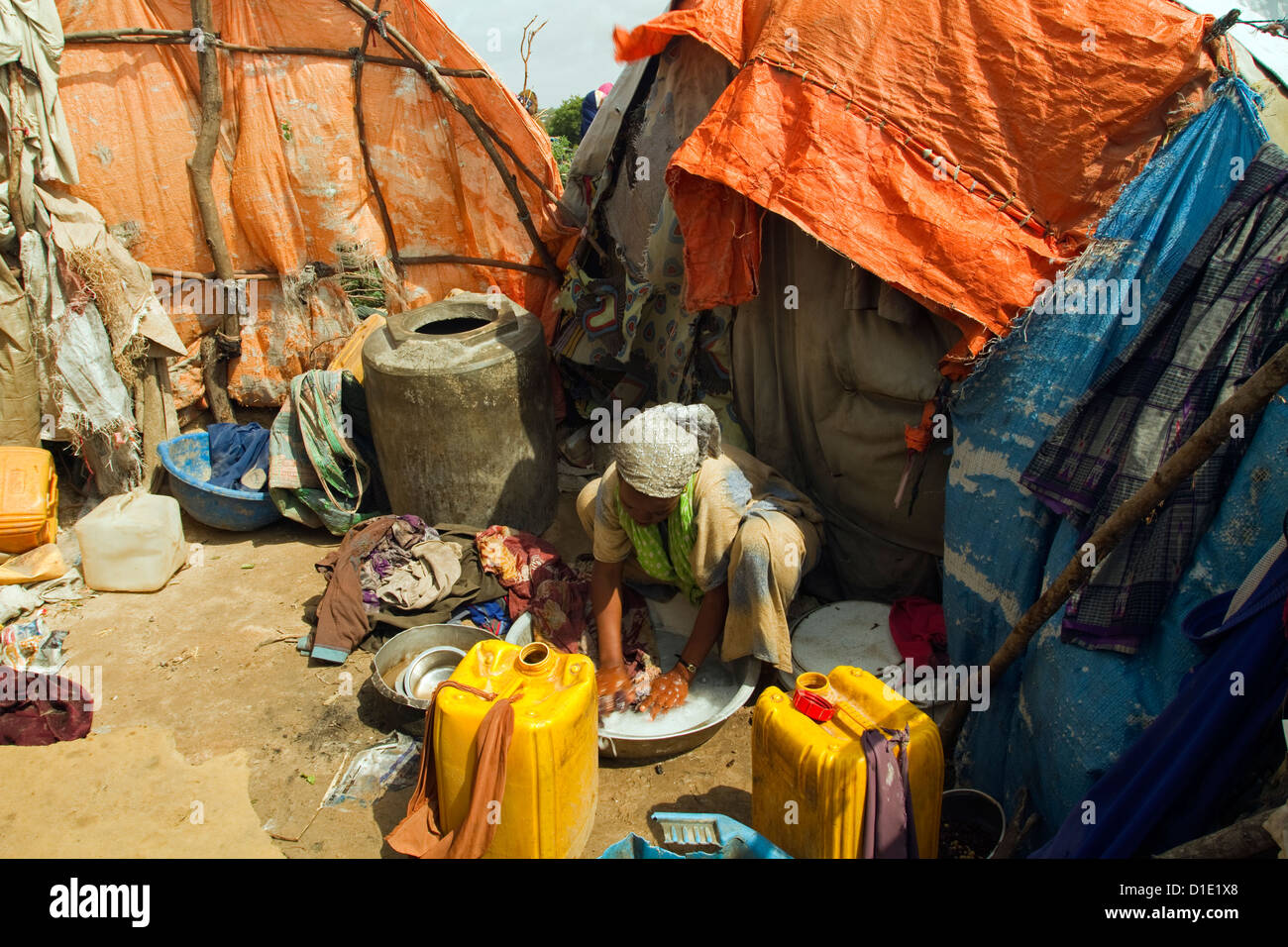 Girl devant sa tente dans un camp de réfugiés somalie de Mogadiscio Banque D'Images