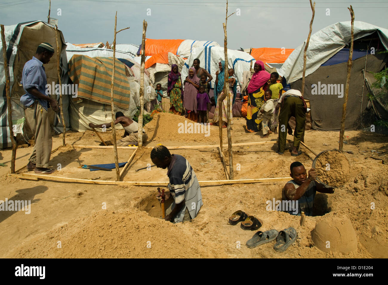 Les réfugiés de construire un nouveau camp de tentes en Somalie de Mogadiscio Banque D'Images