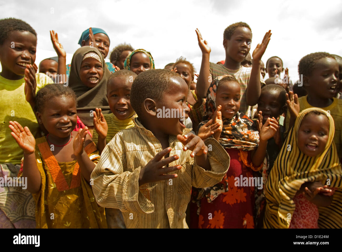 Les enfants réfugiés somaliens cheering up dans un camp somalie de Mogadiscio Banque D'Images
