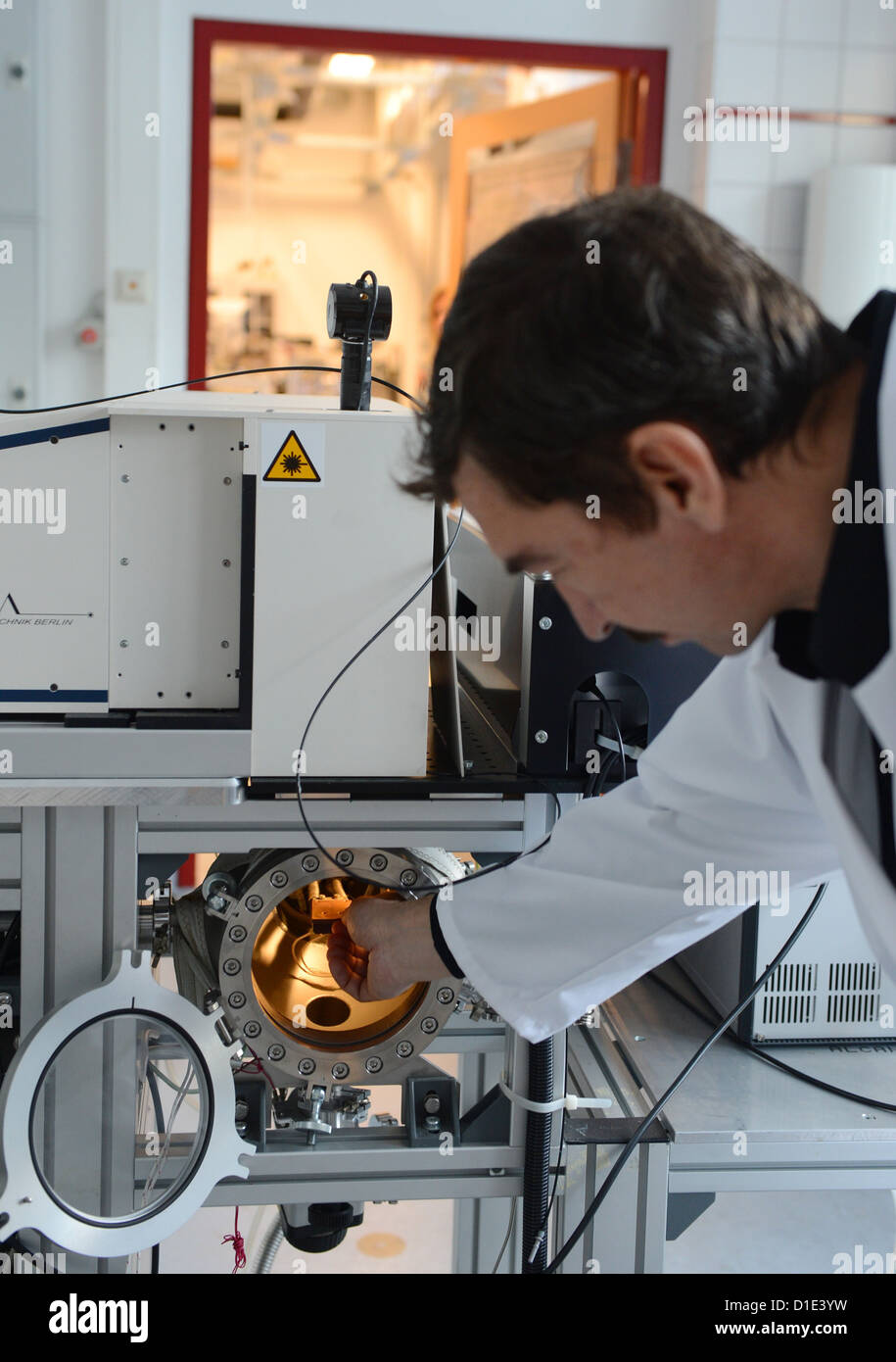 Sergueï Pavlov Institut de recherche Assistant de recherche du Centre aérospatial allemand (DLR) travaille en laboratoire LIBS ventilation induite par laser spectroscopy détermination des éléments dans Berlin Allemagne 07 décembre 2012 en collaboration avec le physicien allemand spécialiste russe effectue de la recherche sur l'astéroïde plus petit DLR est l'une des particules de onze équipes world wide admis travailler avec des particules d'astéroïdes extraterrestre mission Hayabusa japonais recueillies dans l'espace plus analyser des échantillons envoyer partenaires l'Université de Lund en Suède Université Manchester Photo : Jens Kalaene Banque D'Images