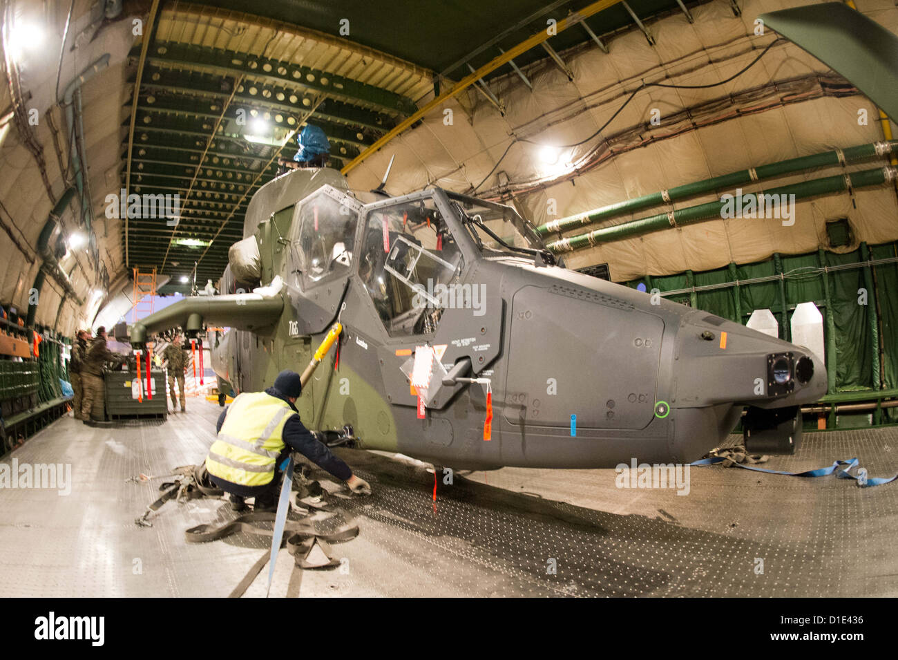 Des soldats de l'armée allemande décharger un hélicoptère d'attaque Tigre Eurocopter d'un Antonov An-124 le transport aérien stratégique d'avion à réaction à l'aérodrome à Mazar-i-Sharif, en Afghanistan, le 14 décembre 2012. Les hélicoptères d'attaque sont prévus pour être utilisés pour la sécurité et la surveillance des tâches pendant les deux dernières années de la mission de combat de l'OTAN en Afghanistan. Photo : Maurizio Gambarini Banque D'Images