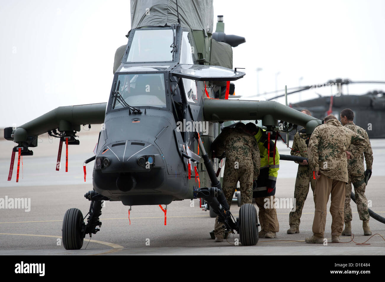 Des soldats de l'armée allemande prépare un hélicoptère d'attaque Tigre d'Eurocopter pour le déploiement à l'aérodrome à Mazar-i-Sharif, en Afghanistan, le 14 décembre 2012. Les hélicoptères d'attaque sont prévus pour être utilisés pour la sécurité et la surveillance des tâches pendant les deux dernières années de la mission de combat de l'OTAN en Afghanistan. Photo : Maurizio Gambarini Banque D'Images