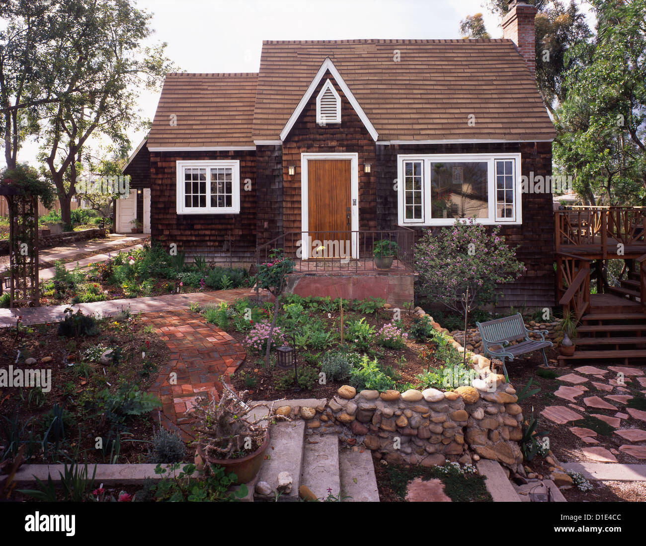 Cape Cod en bois extérieur avant et un aménagement paysager ; cottage ; San Diego en Californie, USA Banque D'Images