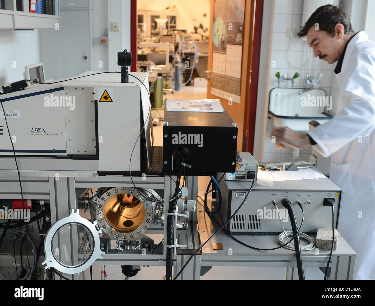 Sergueï Pavlov Institut de recherche Assistant de recherche du Centre aérospatial allemand (DLR) travaille en laboratoire LIBS ventilation induite par laser spectroscopy détermination des éléments dans Berlin Allemagne 07 décembre 2012 en collaboration avec le physicien allemand spécialiste russe effectue de la recherche sur l'astéroïde plus petit DLR est l'une des particules de onze équipes world wide admis travailler avec des particules d'astéroïdes extraterrestre mission Hayabusa japonais recueillies dans l'espace plus analyser des échantillons envoyer partenaires l'Université de Lund en Suède Université Manchester Photo : Jens Kalaene Banque D'Images