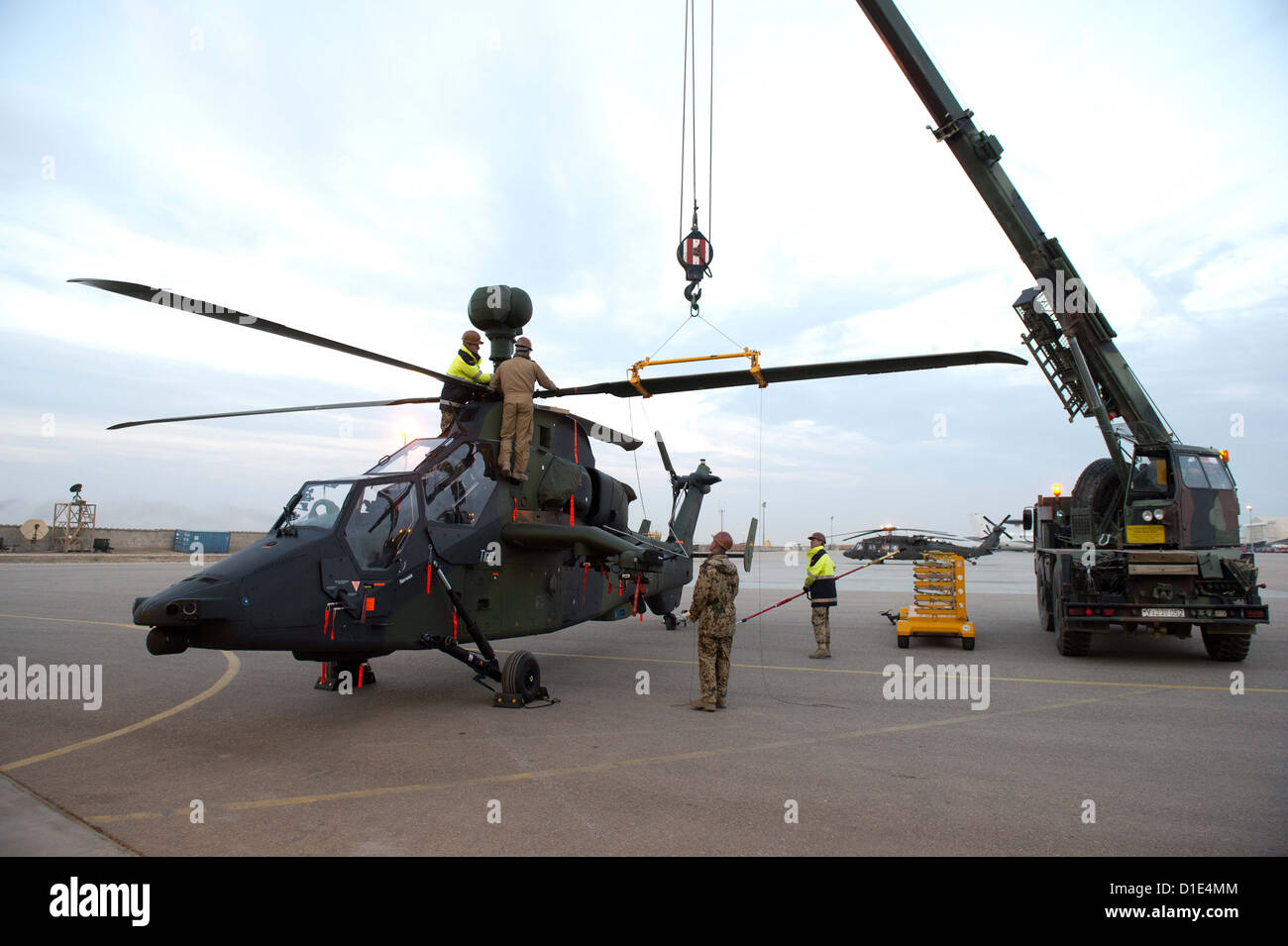 Des soldats de l'armée allemande prépare un hélicoptère d'attaque Tigre d'Eurocopter pour le déploiement à l'aérodrome à Mazar-i-Sharif, en Afghanistan, le 14 décembre 2012. Les hélicoptères d'attaque sont prévus pour être utilisés pour la sécurité et la surveillance des tâches pendant les deux dernières années de la mission de combat de l'OTAN en Afghanistan. Photo : Maurizio Gambarini Banque D'Images