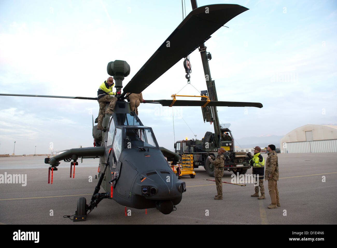 Des soldats de l'armée allemande prépare un hélicoptère d'attaque Tigre d'Eurocopter pour le déploiement à l'aérodrome à Mazar-i-Sharif, en Afghanistan, le 14 décembre 2012. Les hélicoptères d'attaque sont prévus pour être utilisés pour la sécurité et la surveillance des tâches pendant les deux dernières années de la mission de combat de l'OTAN en Afghanistan. Photo : Maurizio Gambarini Banque D'Images