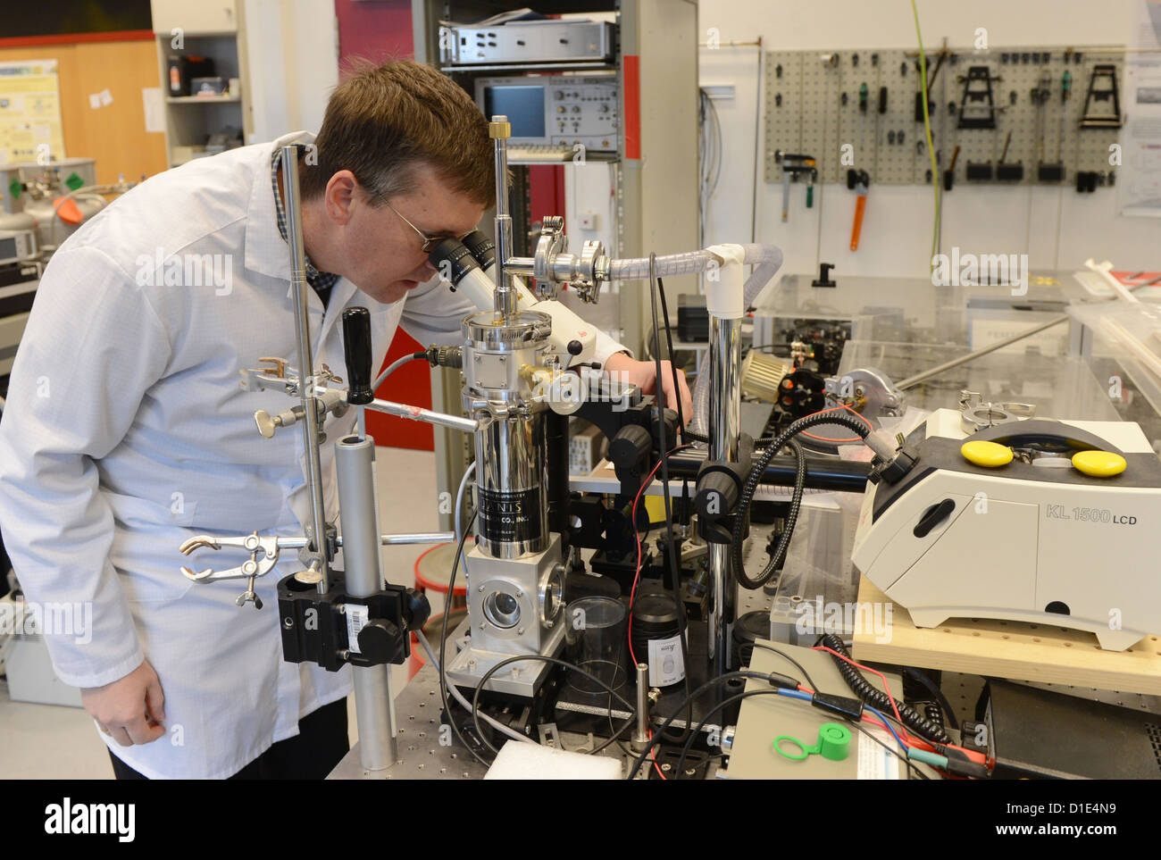 Heinz-Wilhelm Hübers de l'Institut de recherche planétaire de l'Agence aérospatiale allemande travaille dans un laboratoire térahertz, dans laquelle la recherche pour la 'Sofia' projet est mené, à Berlin, Allemagne, 07 décembre 2012. SOFIA est un télescope de vol, que la NASA a mis au point en collaboration avec le DLR. Un télescope de 2,7 mètres a été installé dans une modification Boeing 747SP. La recherche en astronomie dans l'infrarouge et submillimétrique portée peut donc être réalisée au-dessus de l'atmosphère de la terre. Photo : Jens Kalaene Banque D'Images