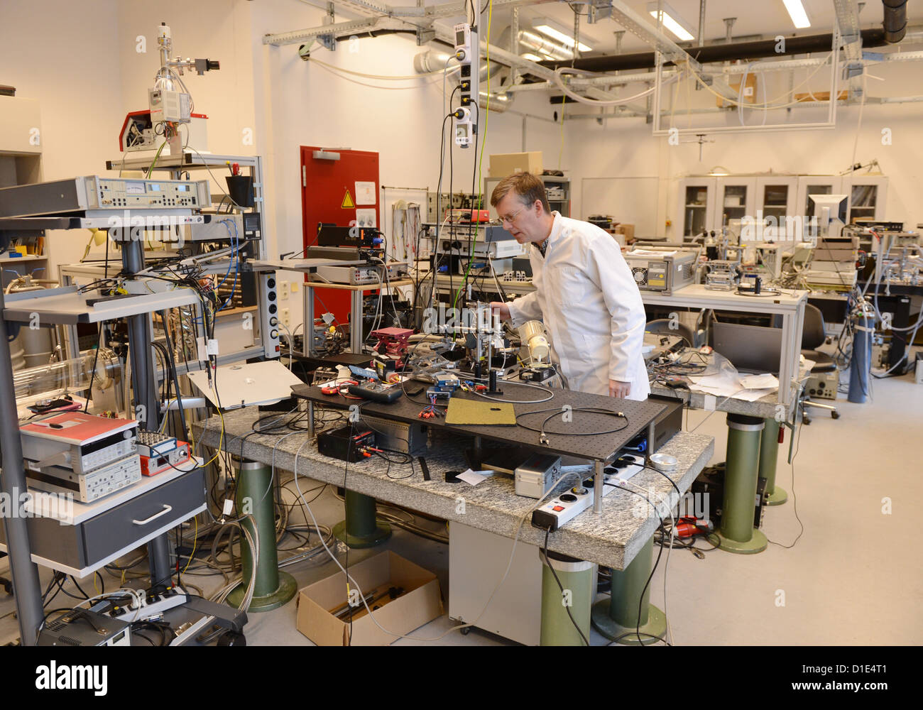 Heinz-Wilhelm Hübers de l'Institut de recherche planétaire de l'Agence aérospatiale allemande travaille dans un laboratoire térahertz, dans laquelle la recherche pour la 'Sofia' projet est mené, à Berlin, Allemagne, 07 décembre 2012. SOFIA est un télescope de vol, que la NASA a mis au point en collaboration avec le DLR. Un télescope de 2,7 mètres a été installé dans une modification Boeing 747SP. La recherche en astronomie dans l'infrarouge et submillimétrique portée peut donc être réalisée au-dessus de l'atmosphère de la terre. Photo : Jens Kalaene Banque D'Images