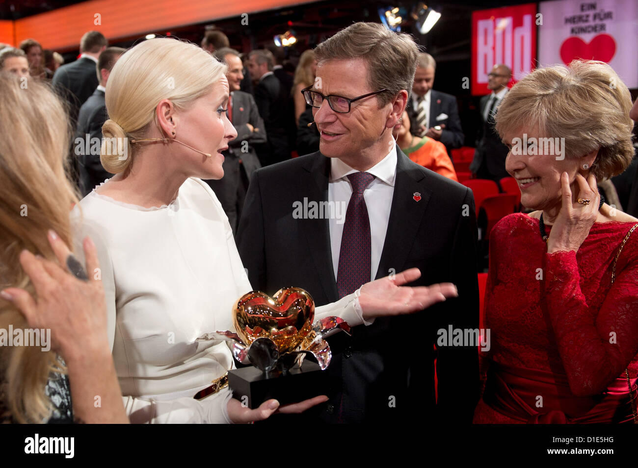 Die mit dem Goldenen '' ausgezeichnete Kronprinzessin Herzen von Norwegen, Mette-Marit, Außenminister Guido Westerwelle (FDP) Verlegerin und Friede Springer posieren am 15.12.2012 à Berlin nach der Livesendung « Ein Herz für Kinder". Gala wurde die im zu ZDF. Foto : Axel Schmidt/dpa Banque D'Images