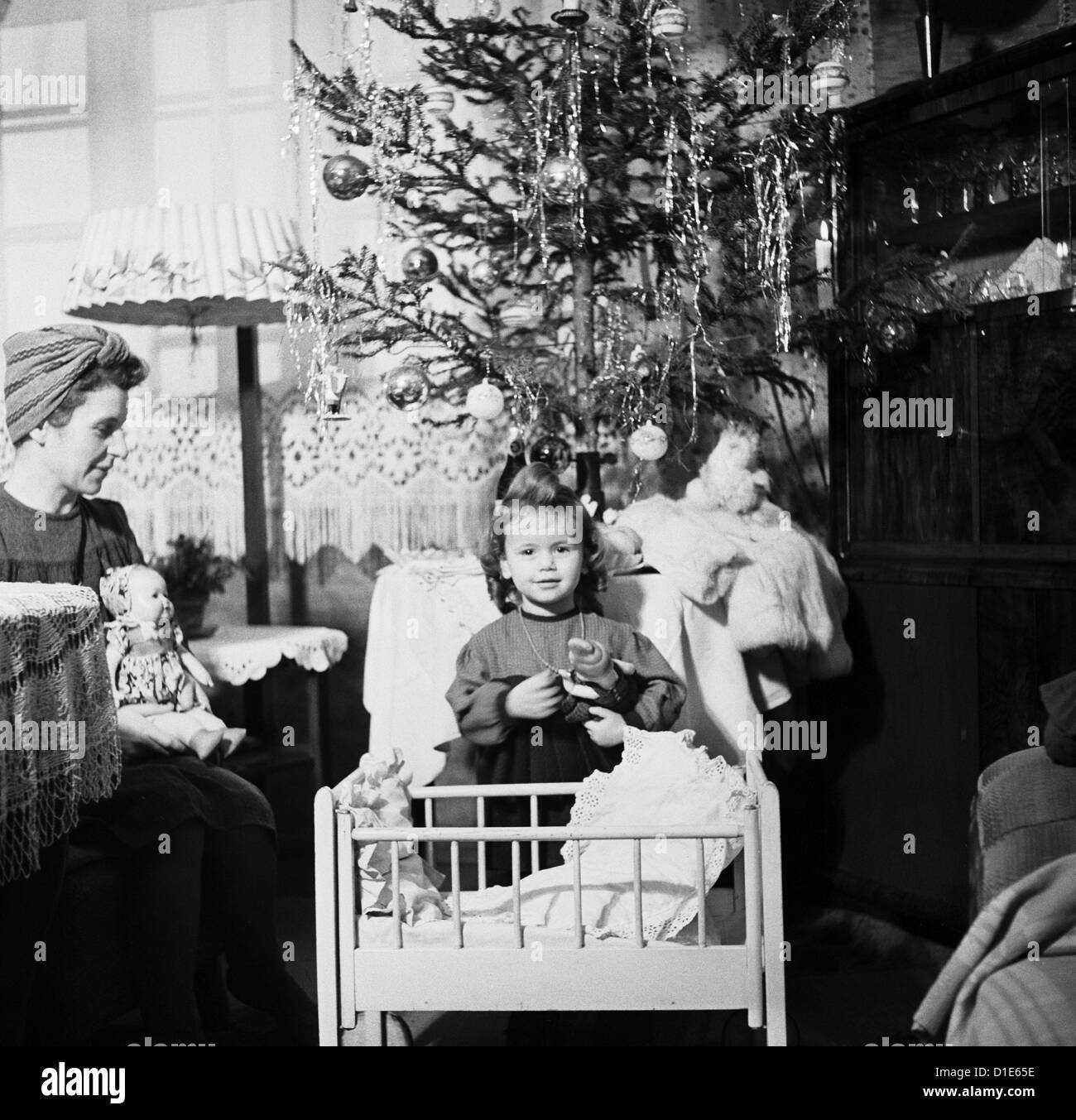 Cette petite fille est heureux de la Lit de poupée, qui a été donné à son pour Noël à Berlin en 1949. Photo : Eva Richter Banque D'Images