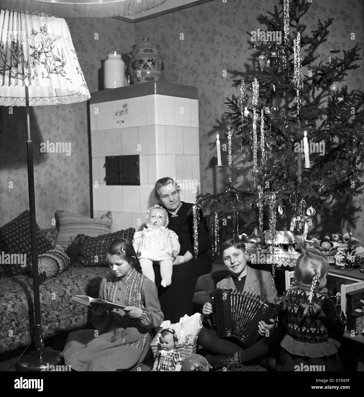 Noël avec la famille : une grand-mère est assise autour de la Noël avec ses petits-enfants, à Berlin, en ancienne Allemagne de l'Est, à Noël 1949. Photo : Eva Richter Banque D'Images