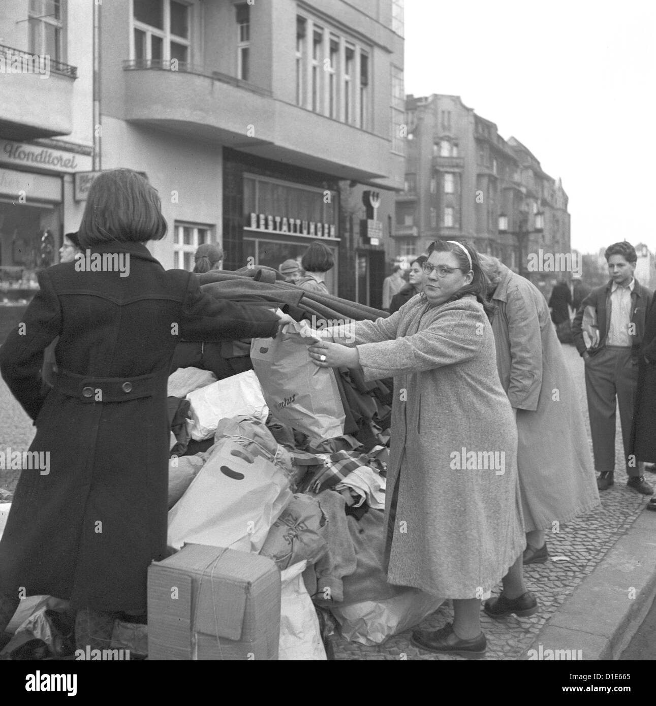 La Croix-Rouge allemande a mis des postes, où les gens de l'ouest de Berlin peuvent faire un don pour le peuple hongrois, à Noël 1956. L'organisme de bienfaisance doit servir ceux qui étaient persécutés en relation avec le soulèvement hongrois, qui a commencé comme une manifestation pacifique a été violemment et s'est terminé par l'armée soviétique en novembre 1956. Cela a été suivi par des arrestations et des exécutions, et de nombreuses personnes ont fui vers l'Ouest. Photo : zbarchiv Banque D'Images
