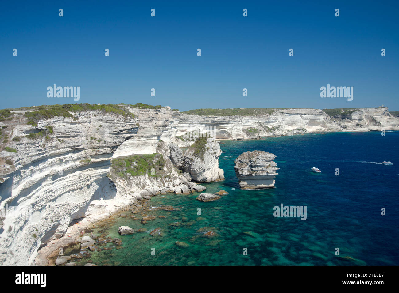 Falaises de calcaire blanc au-dessus de mer émeraude à Bonifacio, Corse, France, Europe, Méditerranée Banque D'Images