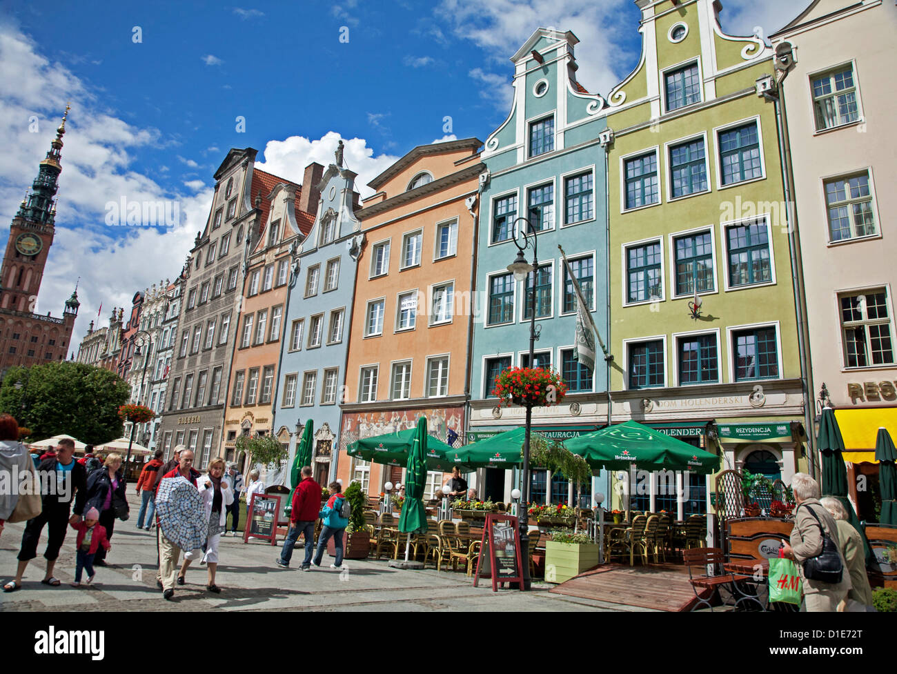 Les façades colorées sur marché (Dlugi Targ) montrant l'Hôtel de Ville, Gdansk, Pologne, l'Europe occidentale, Banque D'Images