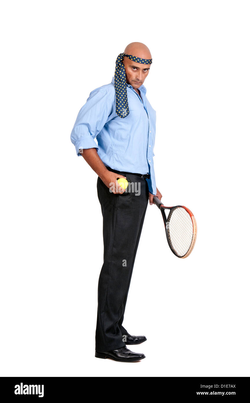 Businessman playing tennis en blanc isolé Banque D'Images