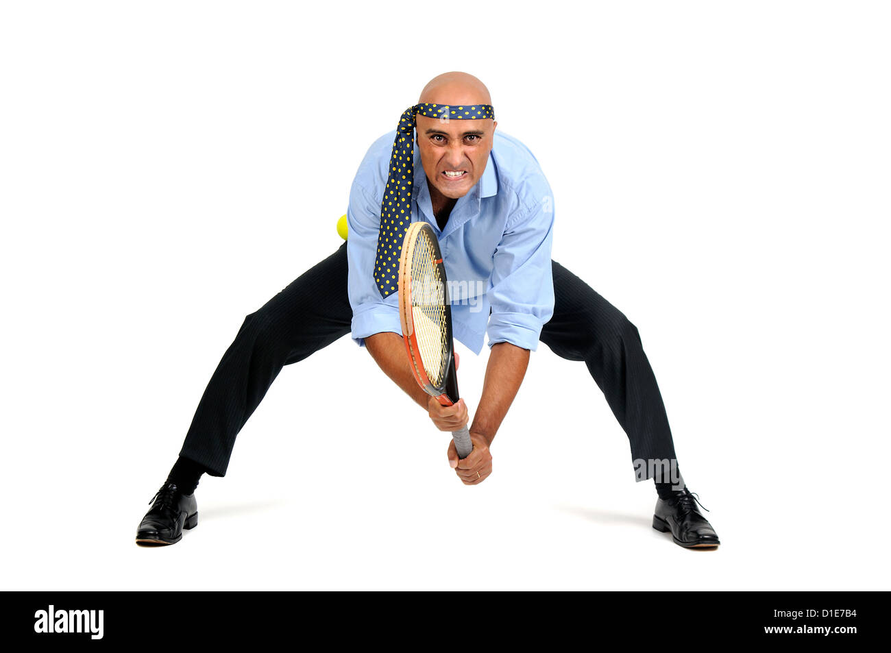 Businessman playing tennis en blanc isolé Banque D'Images