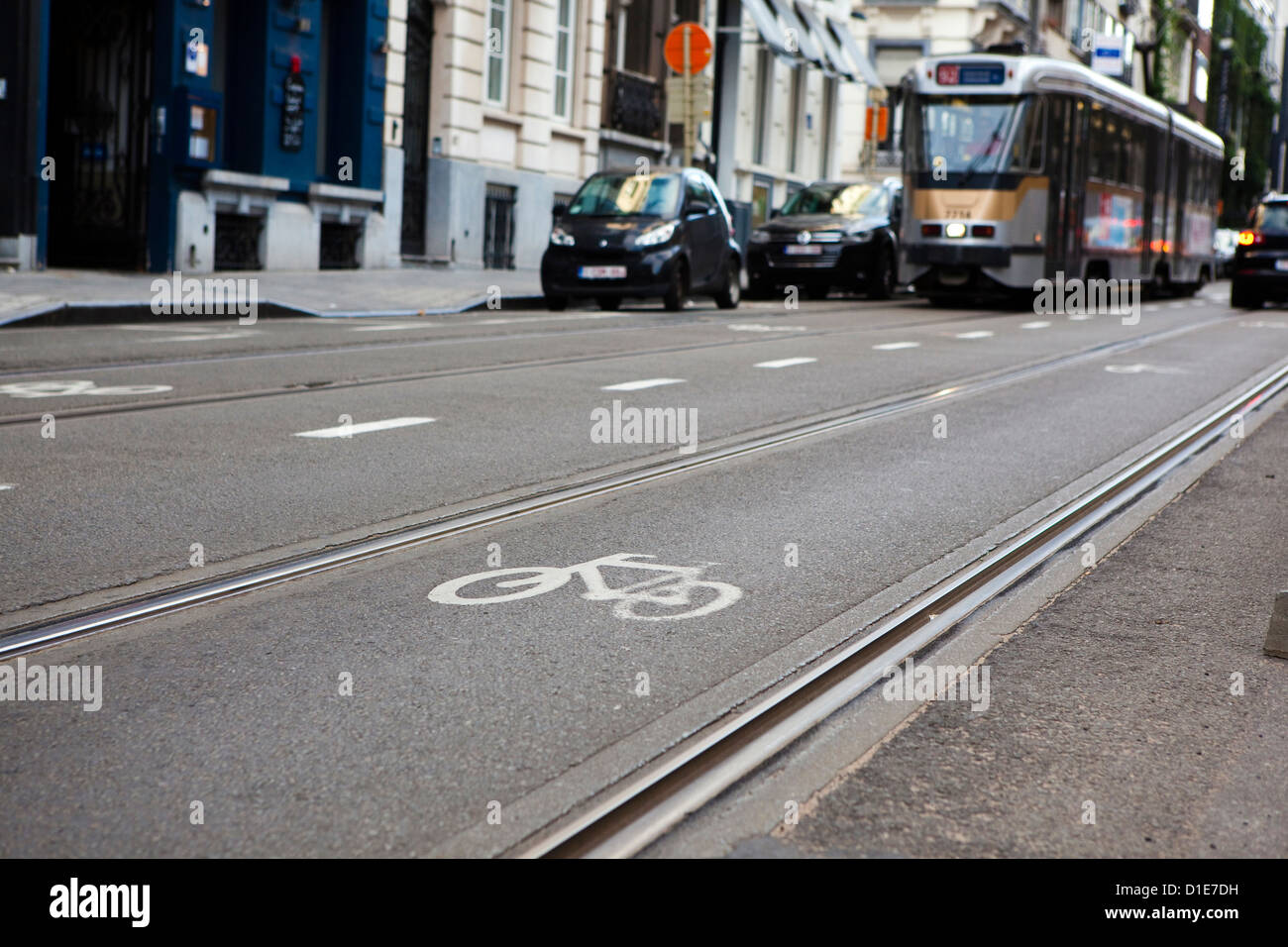 Randonnée à vélo à Bruxelles : ligne de tramway combiné, location de Lane,  et piste cyclable sur Brussels Chaussee de Charleroi, Bruxelles Photo Stock  - Alamy